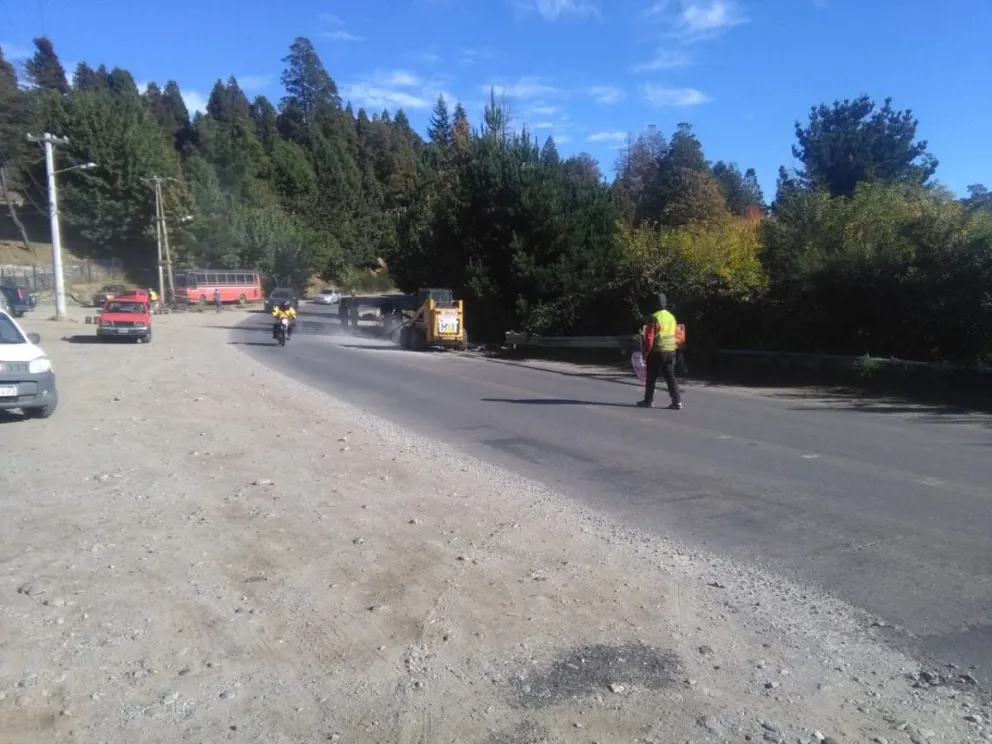 Realizan tareas de bacheo en Bustillo y en las rutas provinciales de la ciudad