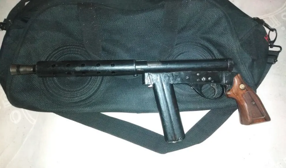 Secuestraron un arma casera y varios elementos robados en dos allanamientos