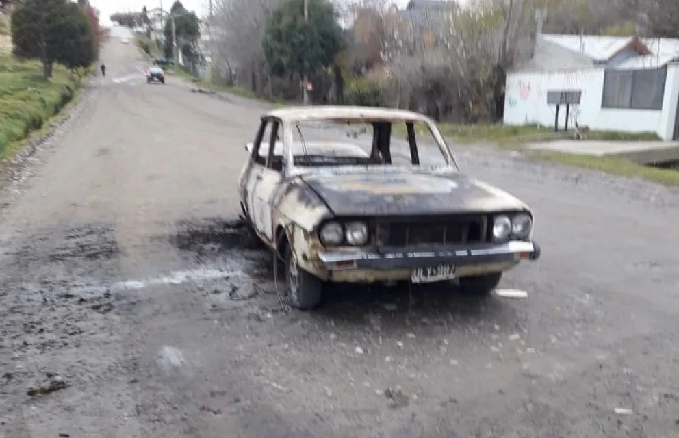 El automóvil registró importantes daños.  