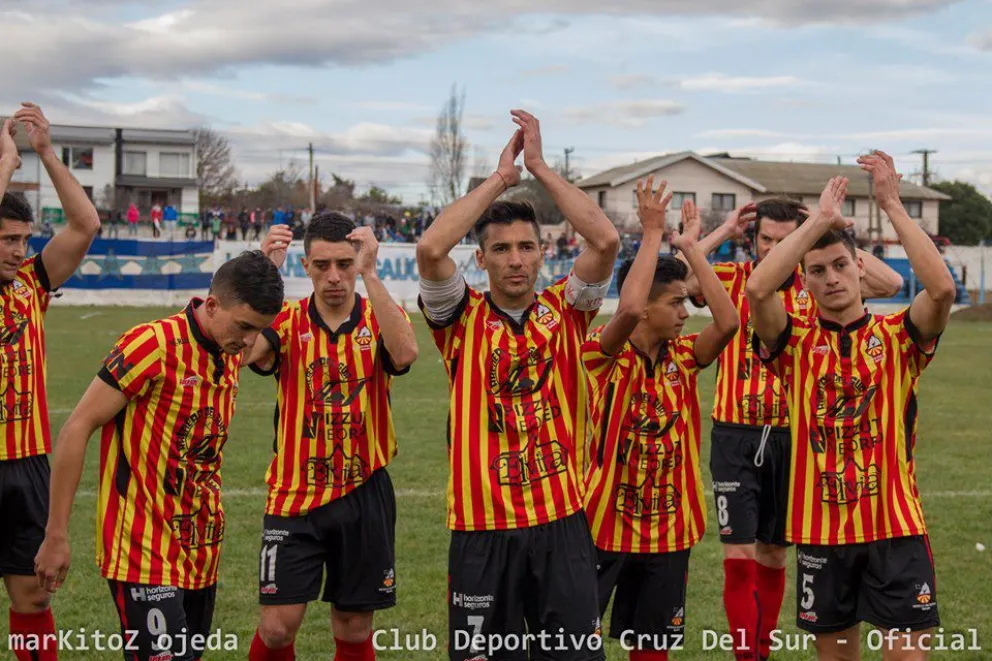 Cruz del Sur, uno de la fas regular, visita a Estudiantes Unidos.