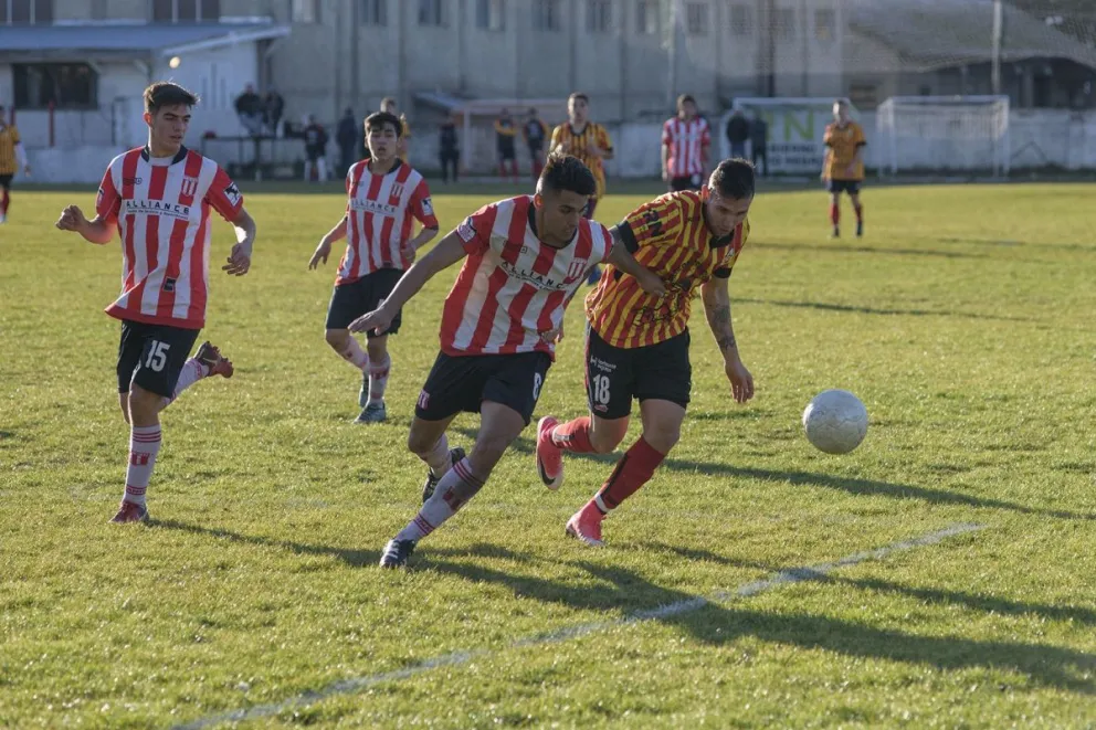En el "Tarrini", Cruz del Sur ganó y se acercó a las semifinales.