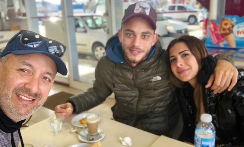 El joven futbolista, junto a su novia y su amigo Alejandro Sainz. 