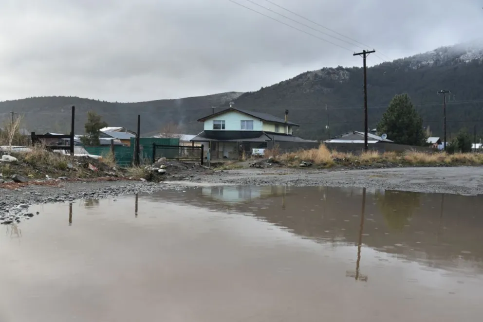 El agua se acumuló rápidamente en las calles. 