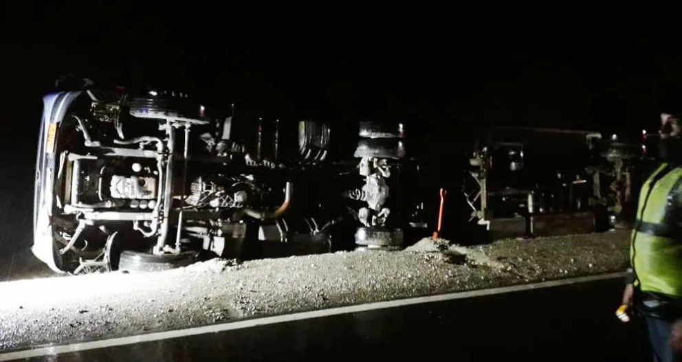 Un camión que transportaba combustible volcó en la ruta 237
