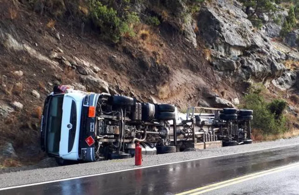 Vuelco de camión: Buscan evitar que el combustible llegue al río Limay