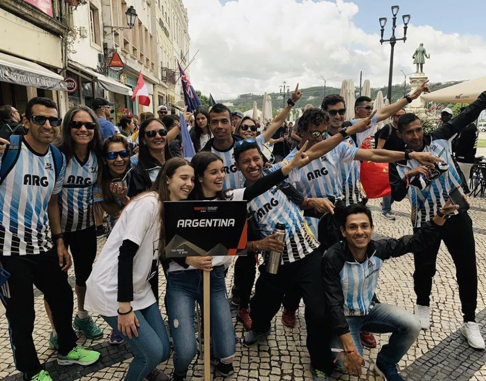 Santos Rueda y su clásico saludo, junto al resto del plantel argentino.