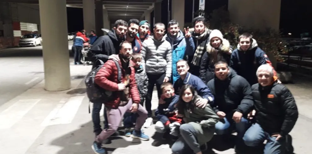 Un grupo de hinchas esperó la llegada del "Pipi" en el aeropuerto. 