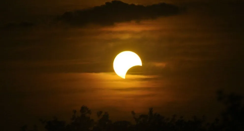 Un coloquio de divulgación científica sobre eclipses