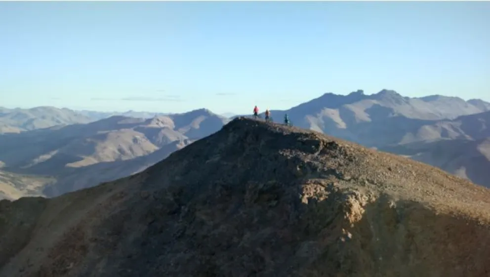Presentan una película de descenso en mountain bike con paisajes de la Patagonia