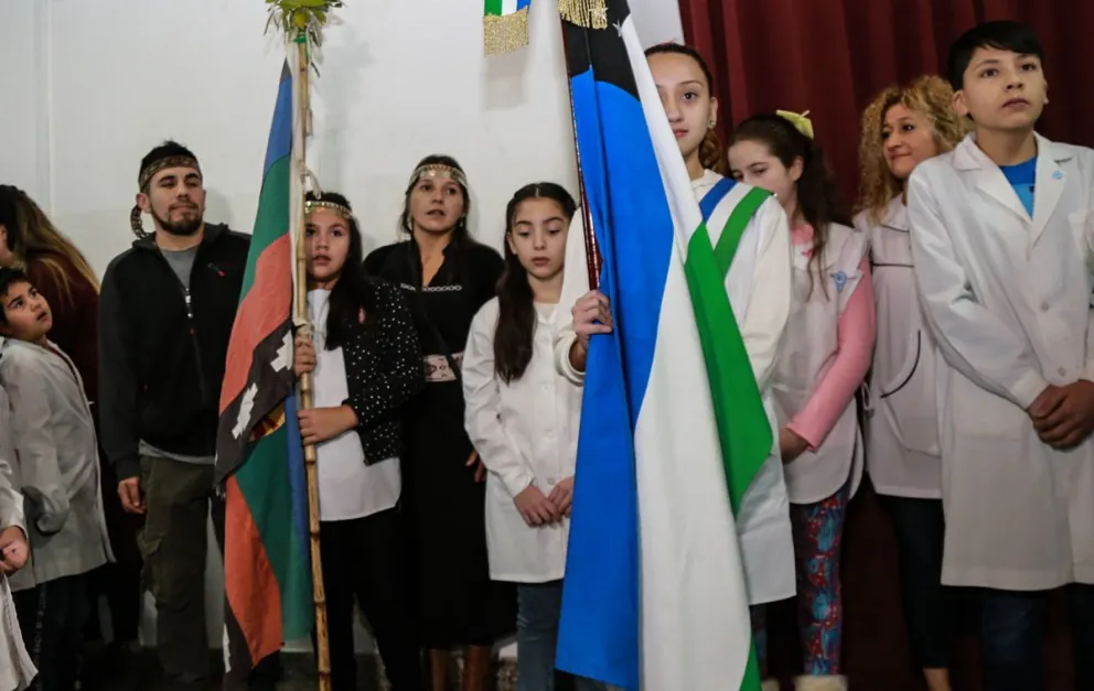 La bandera Mapuche en la escuela 266.
