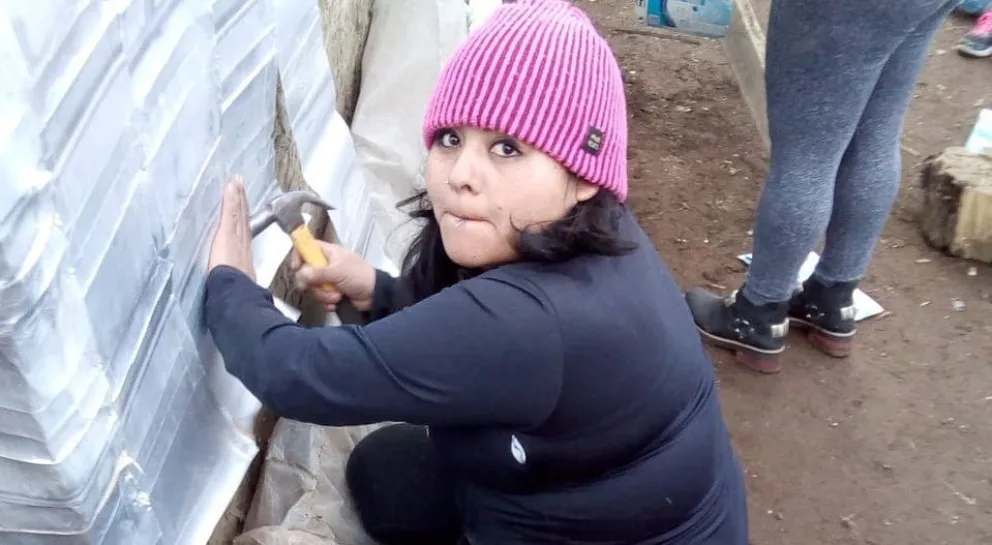 Mujeres de Bariloche ayudan a familias a mejorar sus casas con material reciclado