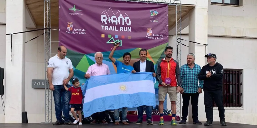 En el centro, Santos Rueda, en la premiación final. Brillante triunfo.