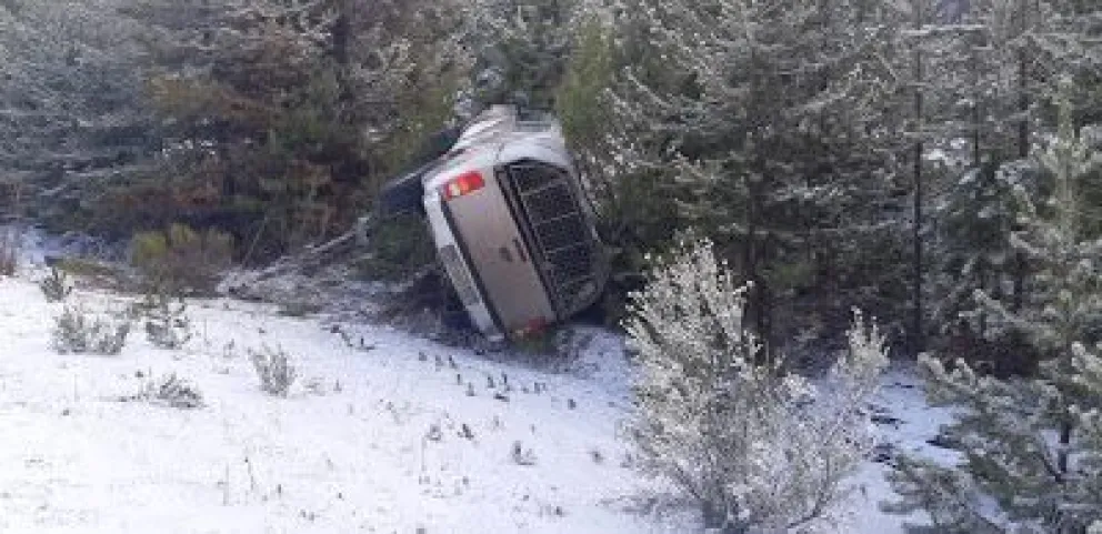 Una camioneta Toyota Hilux volcó esta mañana a la altura de la recta Foyel.