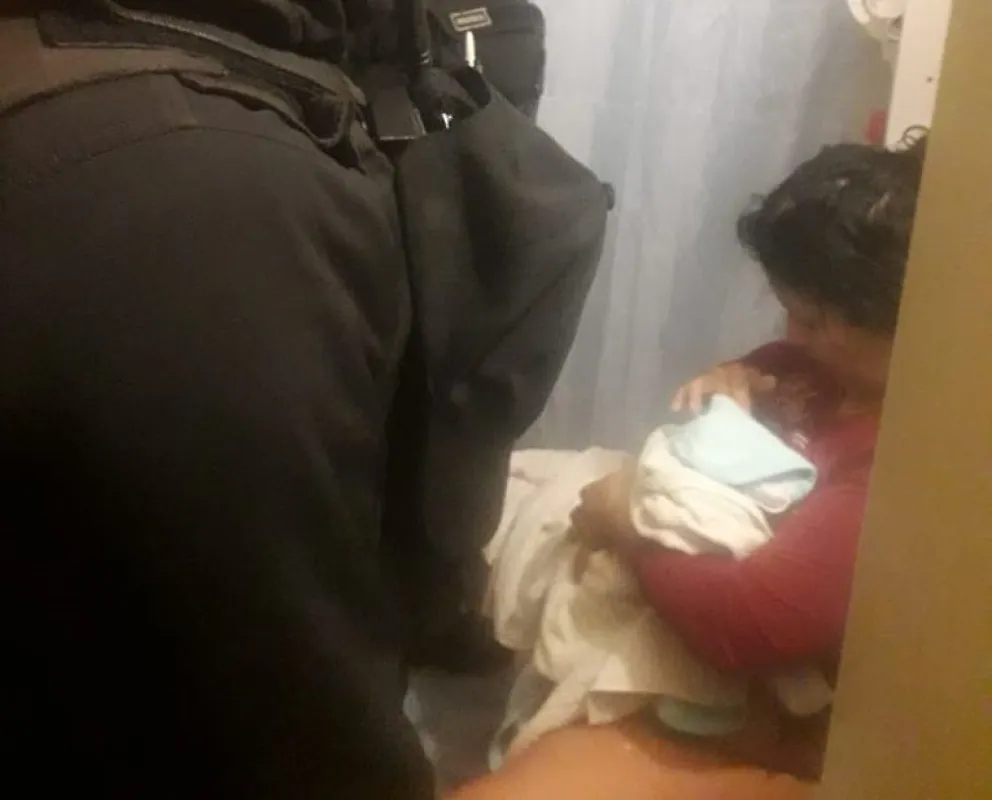 Policías asistieron a una mujer que dio a luz en su vivienda