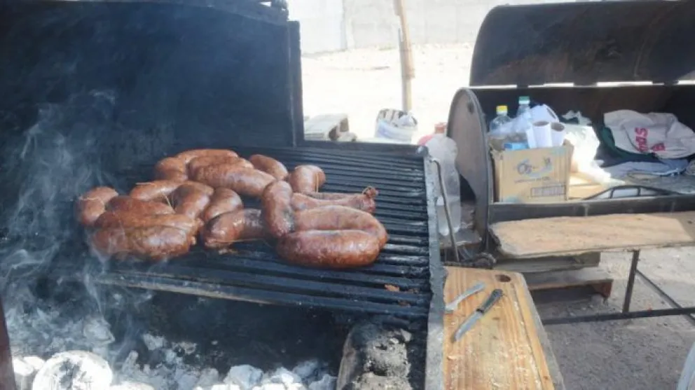 Deberá pagar una multa de 500 pesos por mes por vender choripanes en la ruta