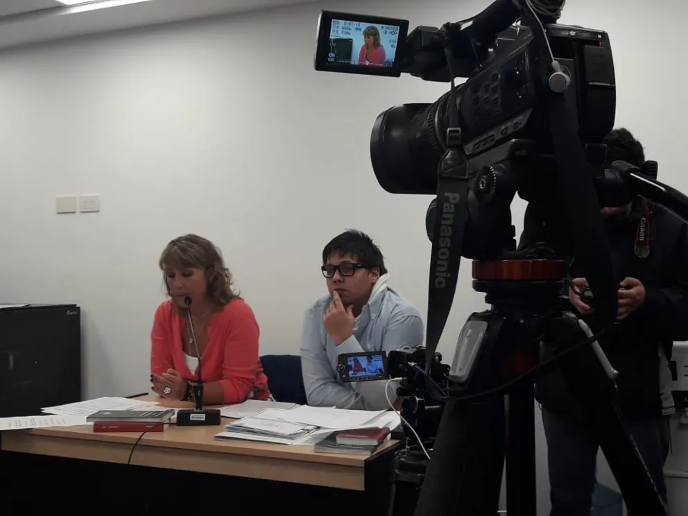 Reformulan cargos a la mujer que apuñaló a su pareja