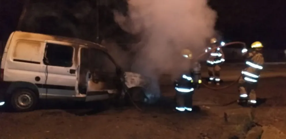 Una camioneta se prendió fuego mientras transitaba por Bustillo