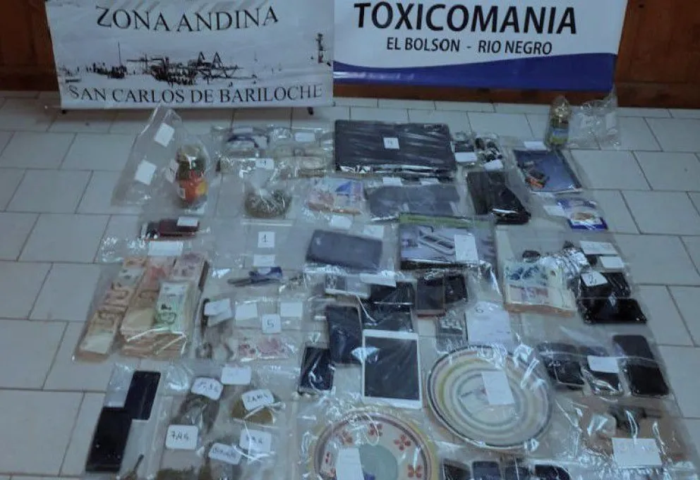 Secuestran droga, dinero y un arma en cinco allanamientos en El Bolsón