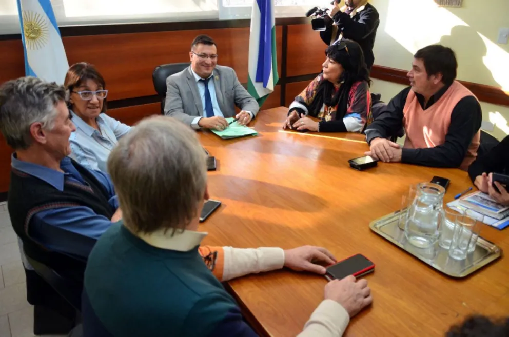 El Gobierno propuso un aumento del 9% para estatales y docentes