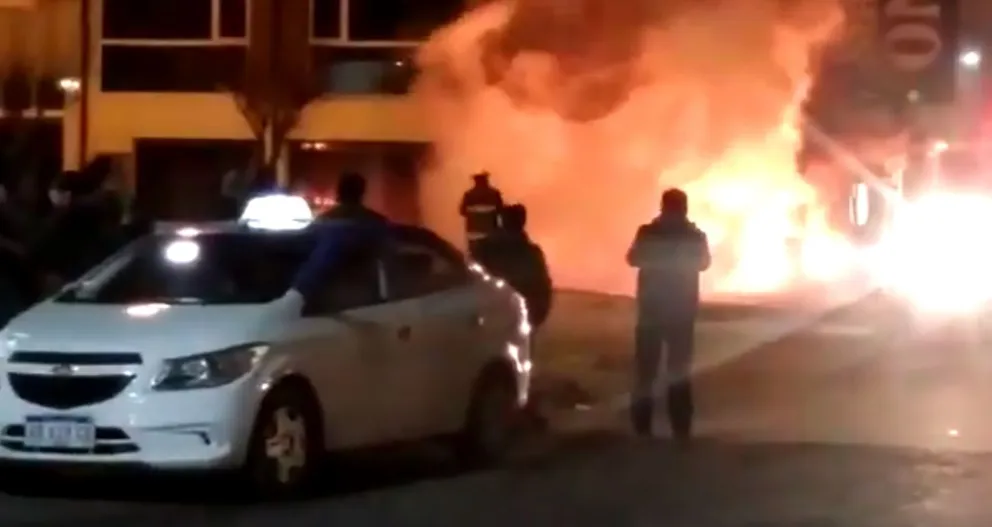 Videos: Bomberos combaten feroz incendio en un local de calle Onelli