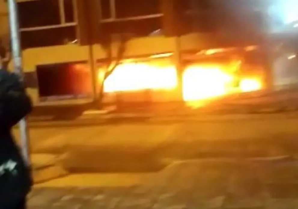 El impresionante incendio no dejó nada en el comercio de Onelli