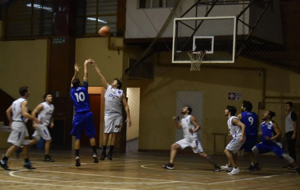 Dina Huapi bajó al último campeón y se afianza en la punta del torneo