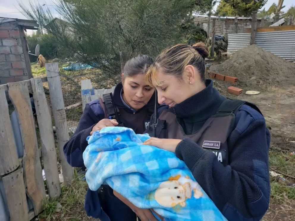Las policías que asistieron un parto domiciliario se reencontraron con el recién nacido bebé y su mamá