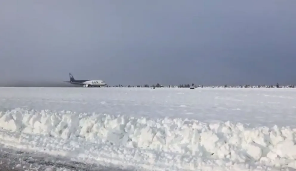 Video: Llegó el primer vuelo a Bariloche luego de la apertura del aeropuerto