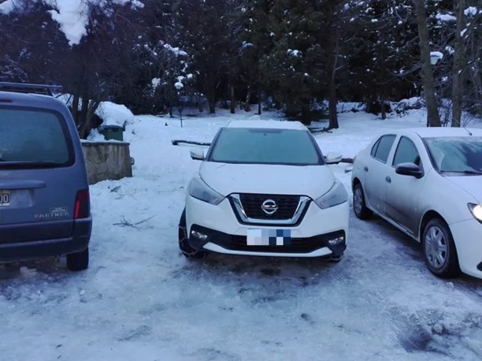 Vehículos mal estacionados impiden el paso de camiones en un supermercado