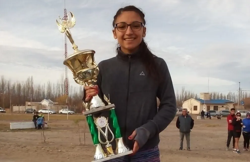 Aldana con el premio al ganar la general femenina.