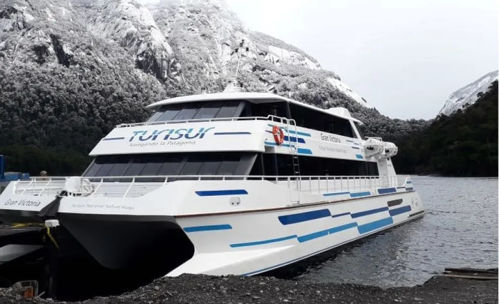 En catamaranes, evacúan turistas de Villa La Angostura