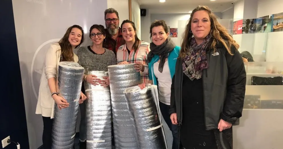 Fabrican bolsas de dormir para la gente en situación de calle