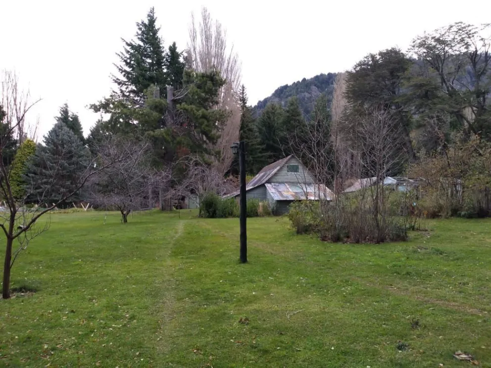 Asistirán con helicóptero a una familia que quedó aislada tras el impresionante derrumbe