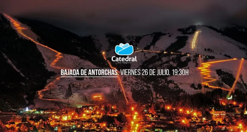El cerro Catedral se ilumina con la primera bajada de antorchas de la temporada