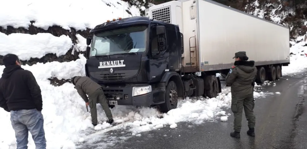 Camión quedó encajado en la ruta Siete Lagos y cortan el tránsito para transportes