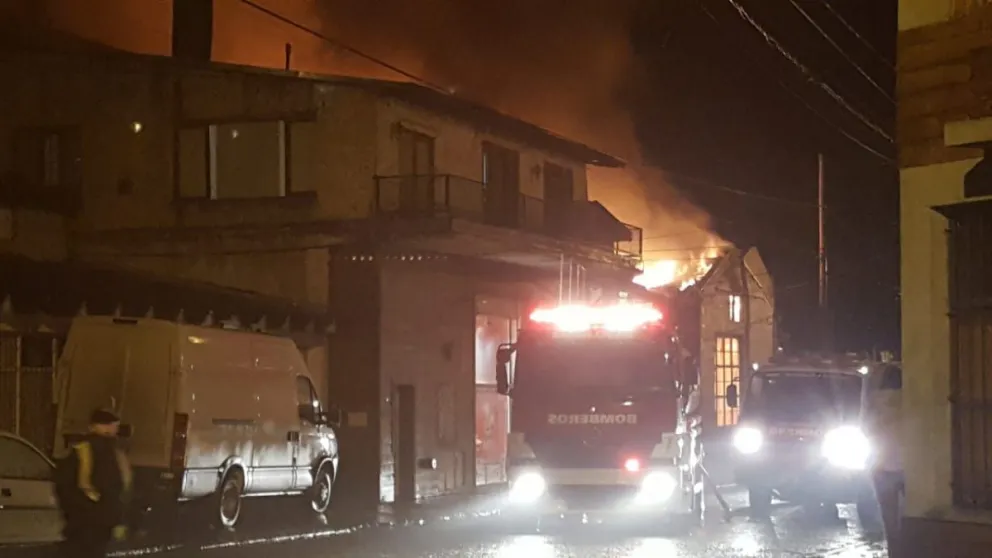 Video: Voraz incendio en una fábrica de plásticos
