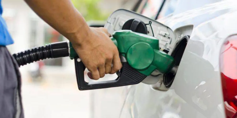 El gobierno autoriza una suba del 5% para los combustibles desde esta medianoche