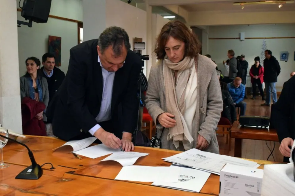 Firman convenios con juntas vecinales y asociaciones por equipamiento de seguridad