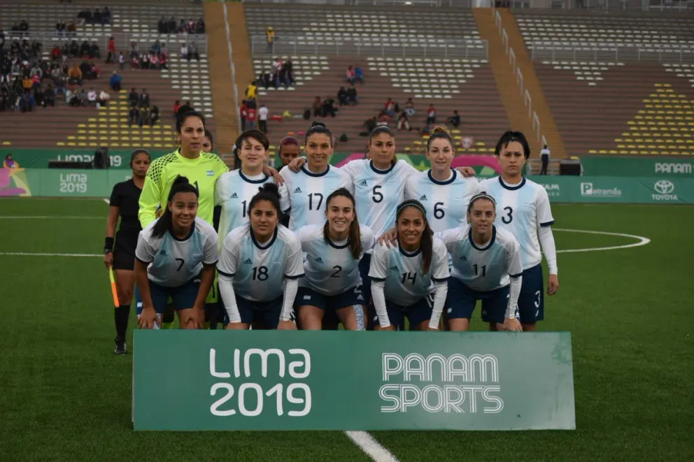 Miriam, abajo, con el número 14. Buen partido.