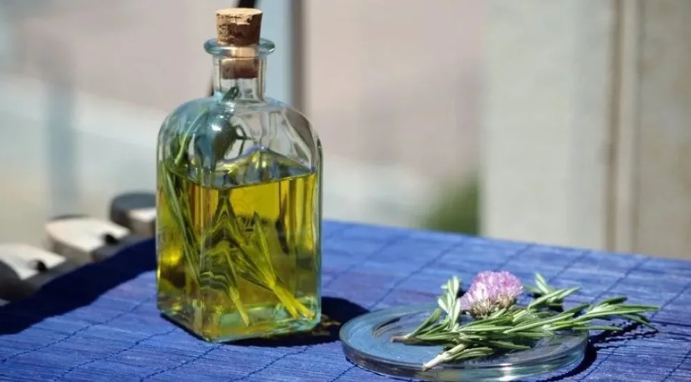 La tradición de tomar caña con ruda el 1 de agosto