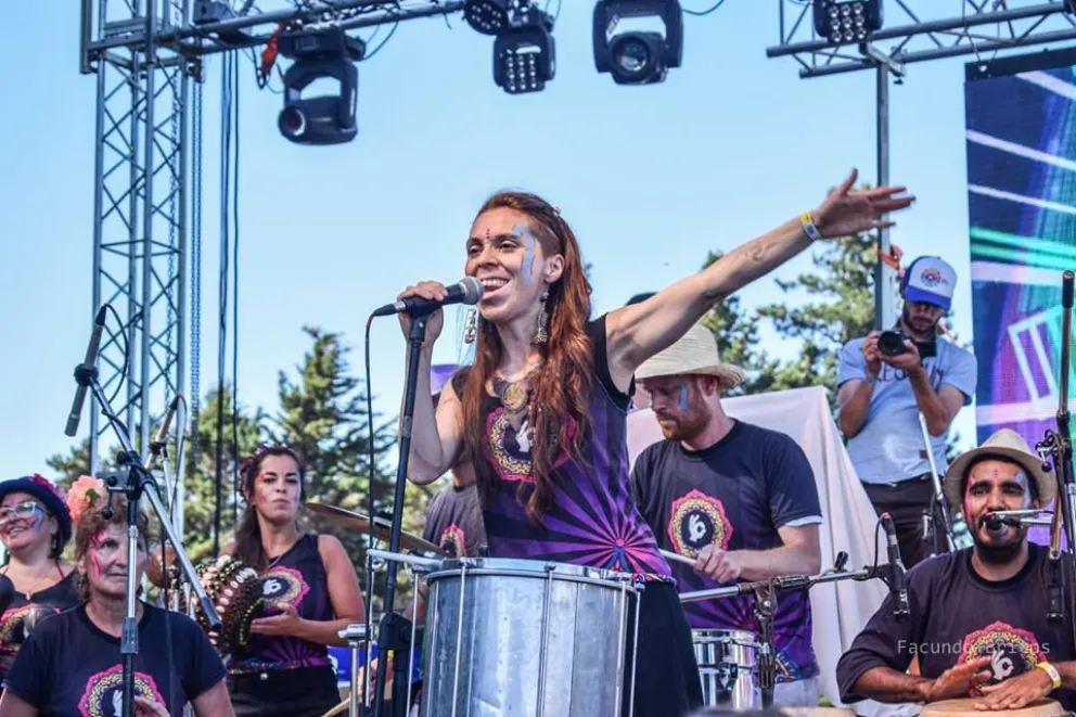 El grupo de percusión transmite una energía única en cada espectáculo. 