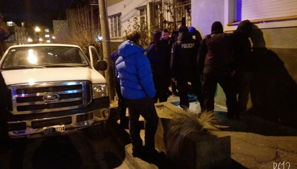 Detuvieron a dos jóvenes que rompieron la cerradura de una camioneta y se llevaron elementos de su interior