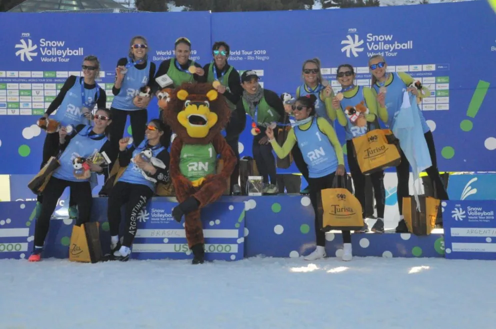 La alegría del podio femenino. Brasil fue el campeón.