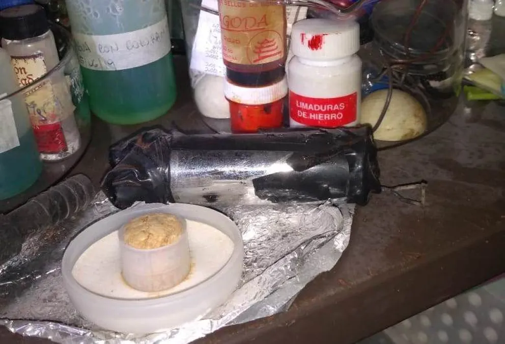 Peritan el artefacto explosivo encontrado en la escuela