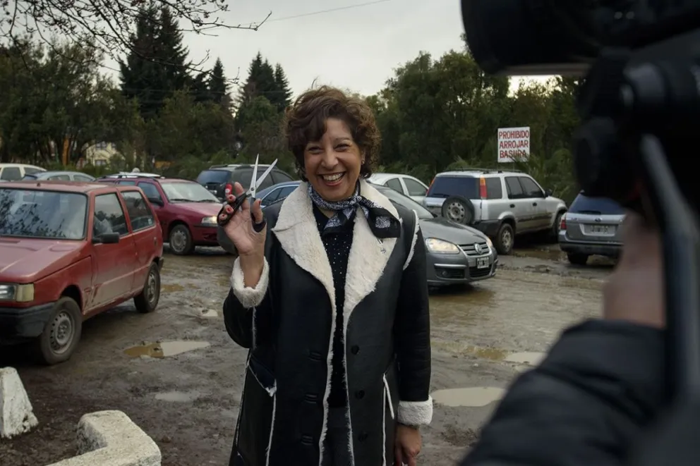 Con tijera en mano, Arabela Carreras emitió su voto