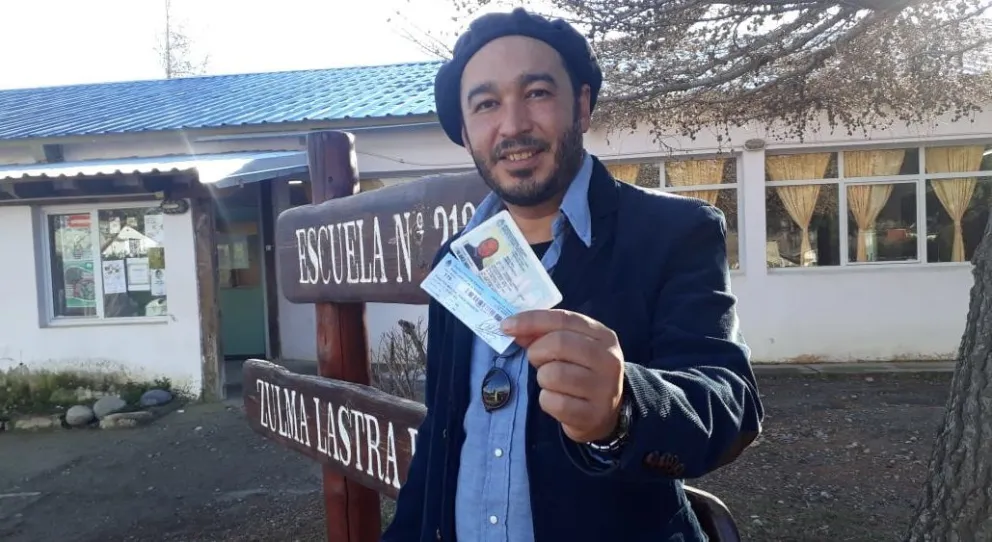 Jorge, con el comprobante de voto. 