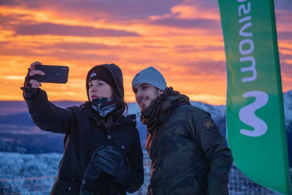 Albert Baró y Defina Chaves estuvieron presentes en el Movistar Ski Day & Night en Catedral