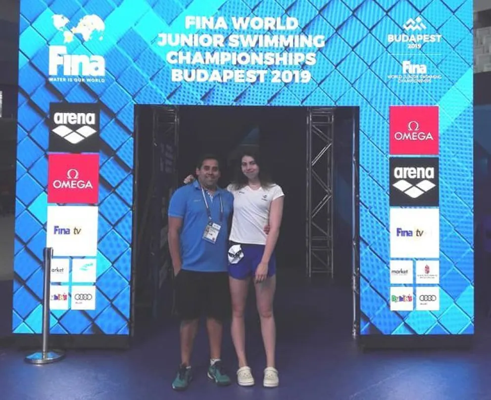 Anna y "Machi" Ceballez, esperando por el debut mundialista.
