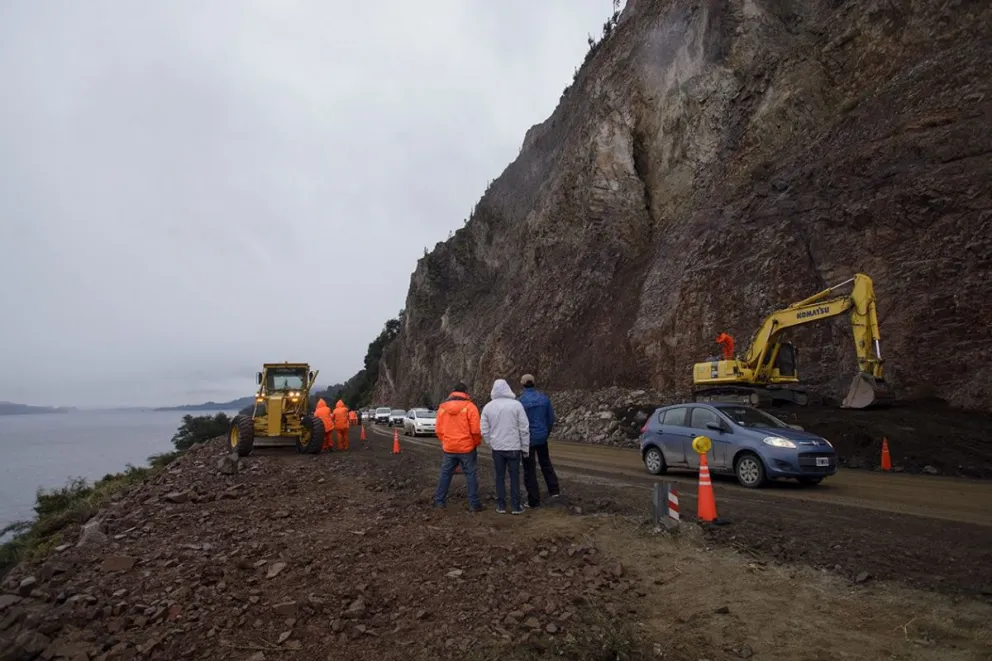 Comenzaron a colocar las mallas de contención en la ruta 40