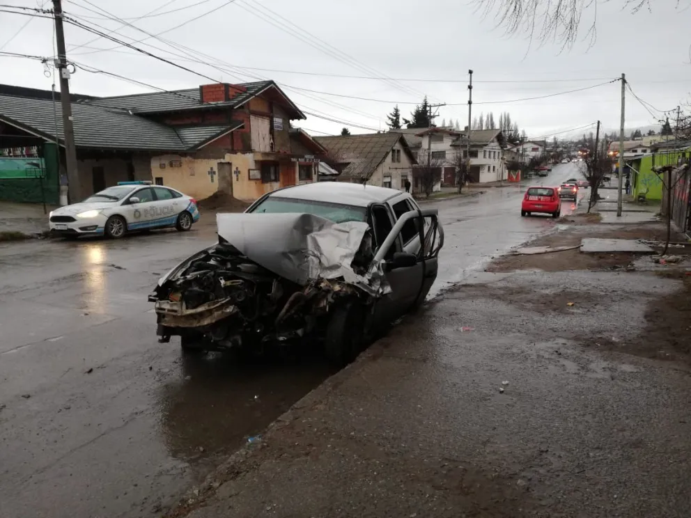 Impresionante choque entre un vehículo y un colectivo